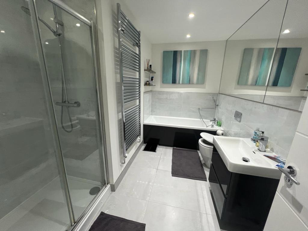 16 Queenswood Crescent BATHROOM