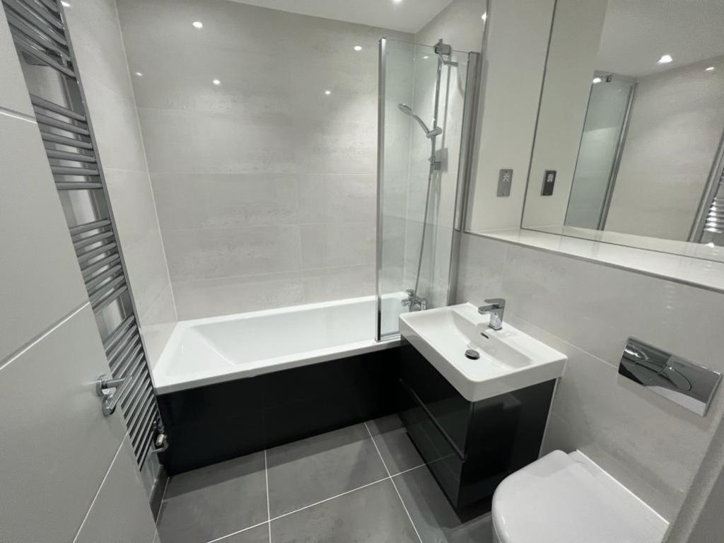 16 Queenswood Crescent SHOWER