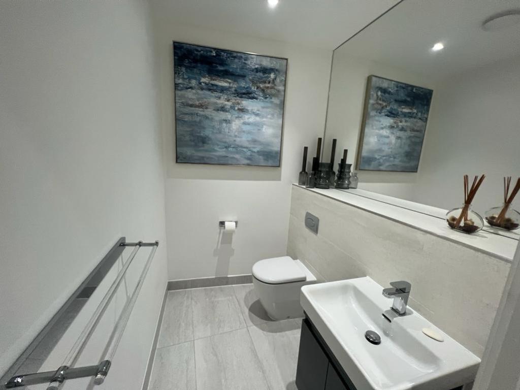 16 Queenswood Crescent WC2