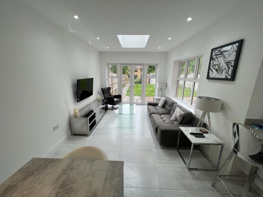 16 Queenswood Crescent LIVING AREA