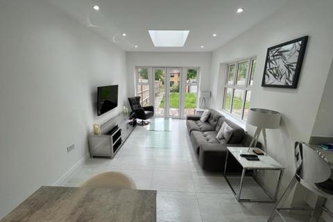 16 Queenswood Crescent, Englefield Green, Egham, TW20 0AR