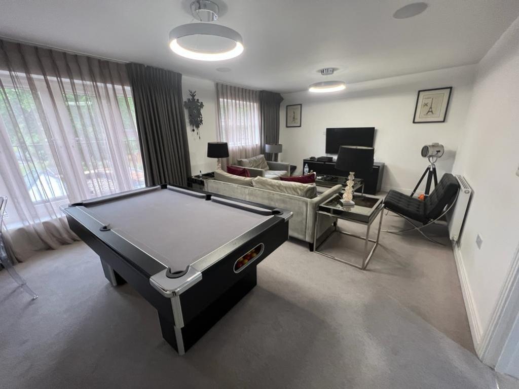 16 Queenswood Crescent LIVING ROOM