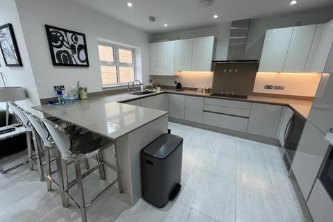 16 Queenswood Crescent, Englefield Green, Egham, TW20 0AR