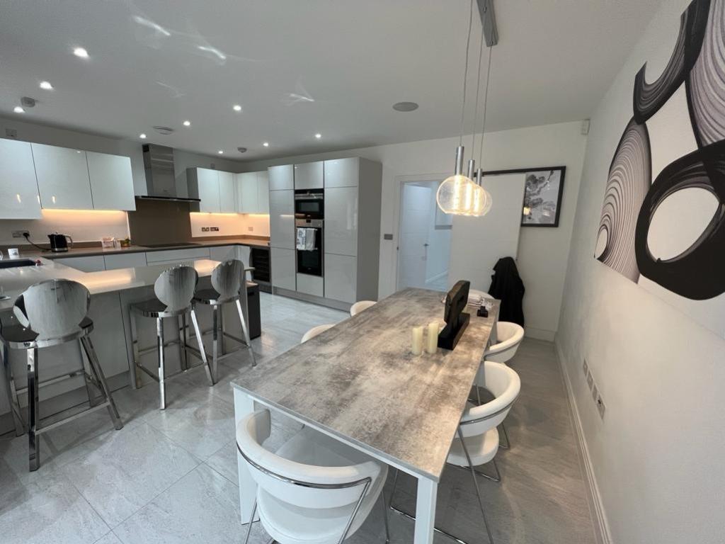 16 Queenswood Crescent KITCHEN