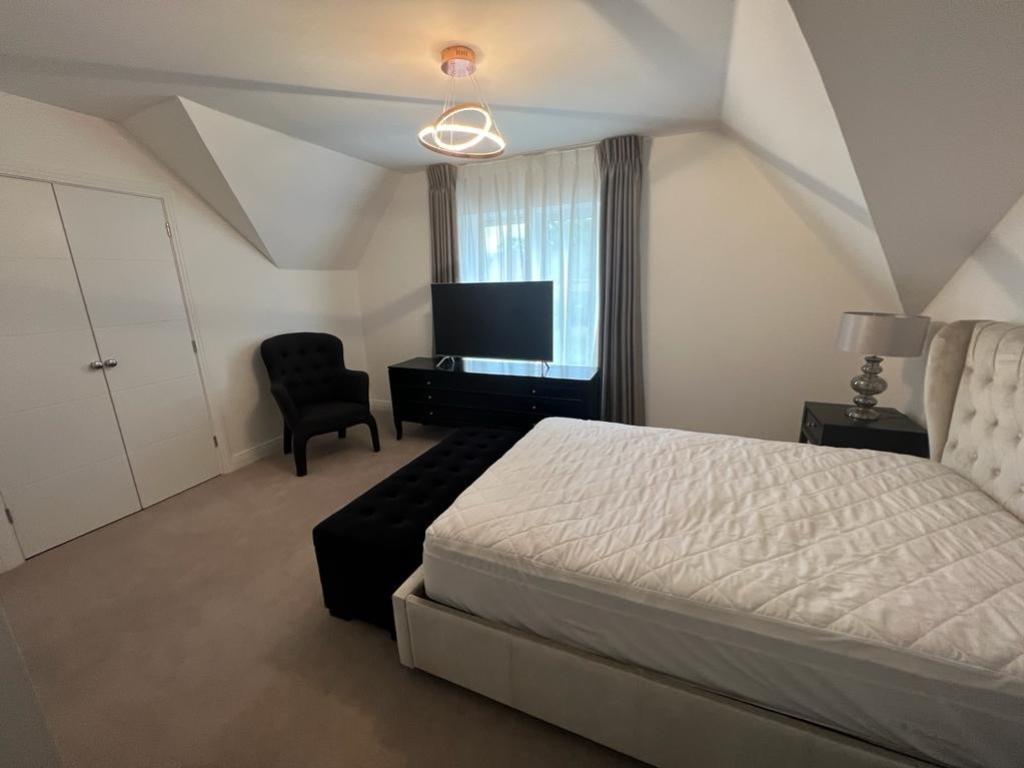 16 Queenswood Crescent BED 1