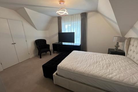 16 Queenswood Crescent, Englefield Green, Egham, TW20 0AR