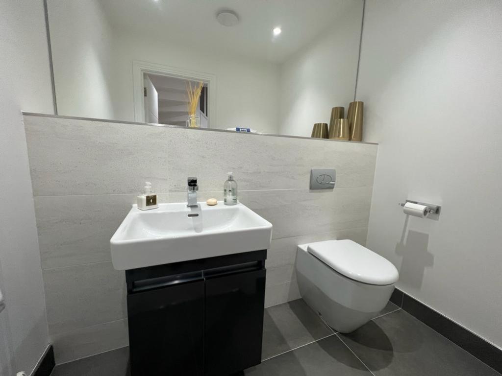 16 Queenswood Crescent WC