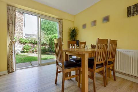 2 Willow Bank, Richmond, TW10 7QX