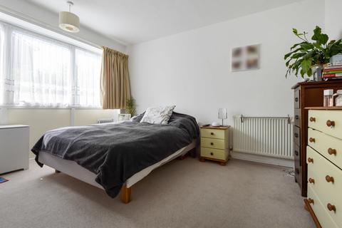 2 Willow Bank, Richmond, TW10 7QX