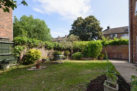 2 Willow Bank, Richmond, TW10 7QX
