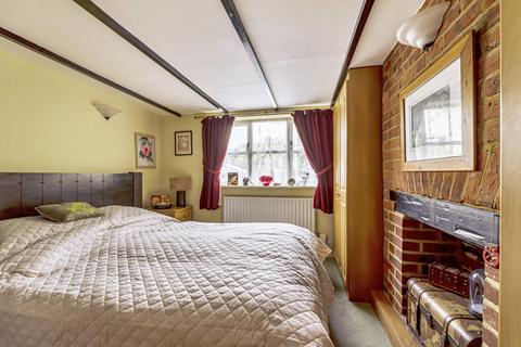 18 Nutshell Lane, Upper Hale, Farnham, GU9 0HH