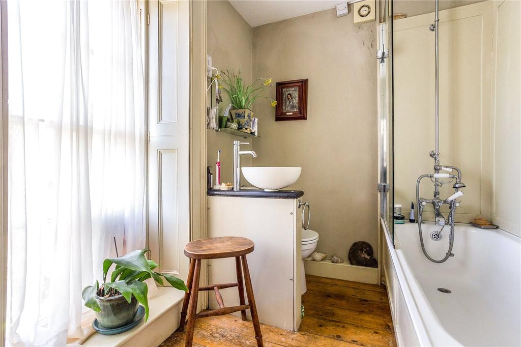 Bathroom (1st Floor)