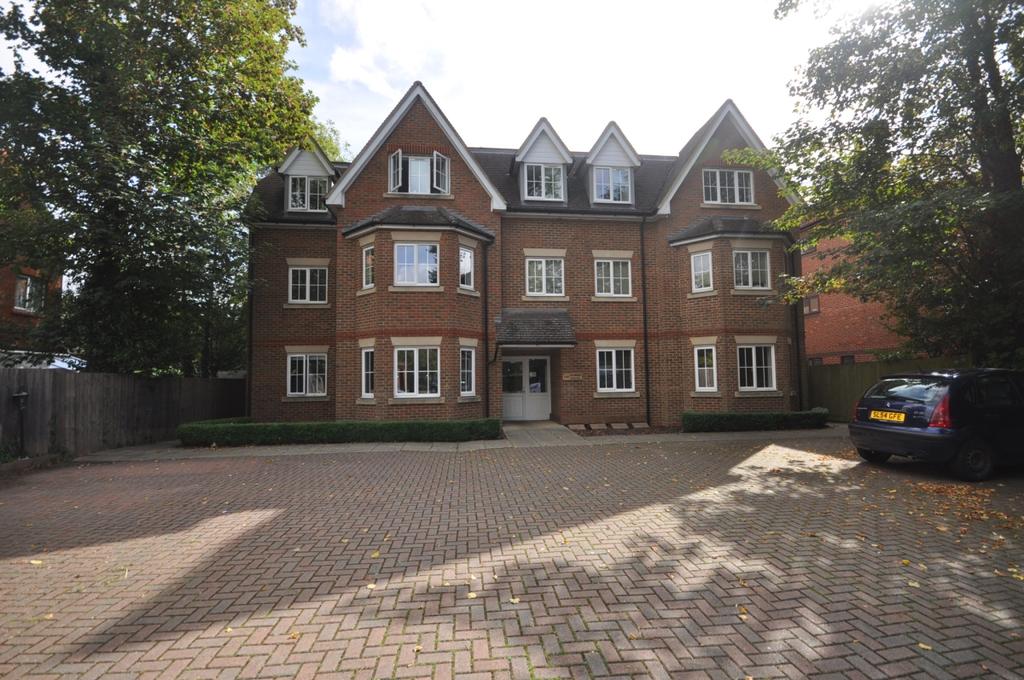 Bonehurst Road Horley RH6 2 bed apartment £1,150 pcm (£265 pw)