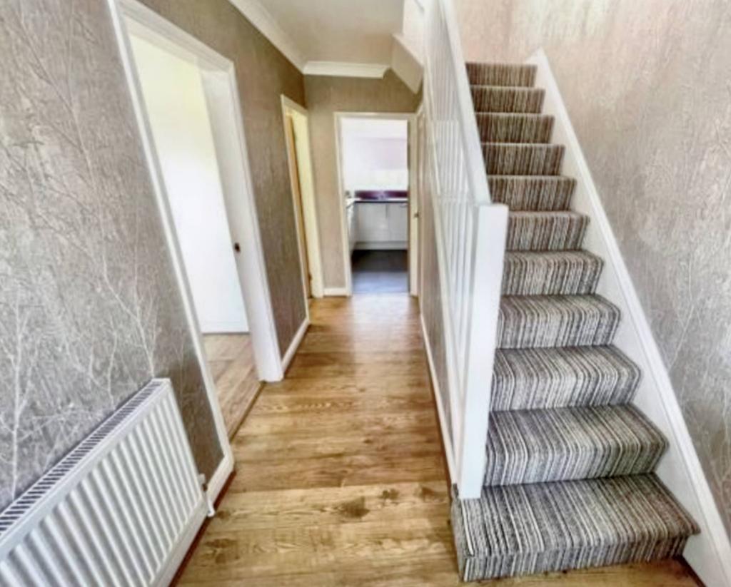 Springfield Lane, Wolverhampton WV10 3 bed detached house £1,200 pcm