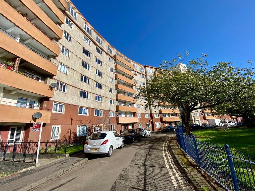 Westfield Court, Edinburgh, EH11 3 bed flat £1,200 pcm (£277 pw)