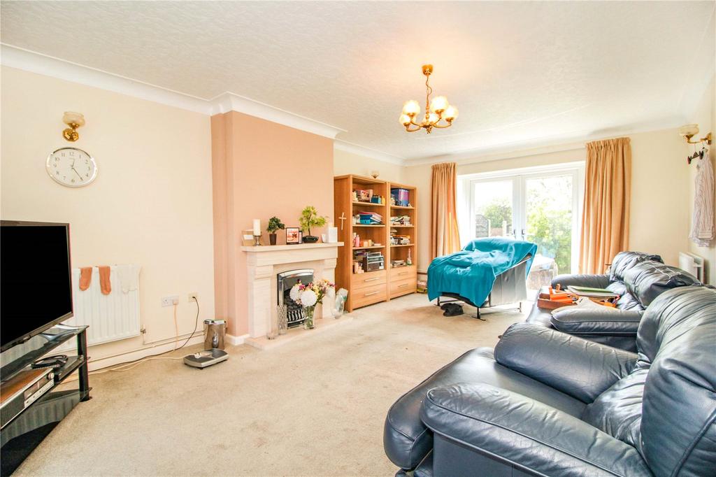 Tyler Avenue, Laindon, Essex, SS15 3 bed detached house for sale £400,000