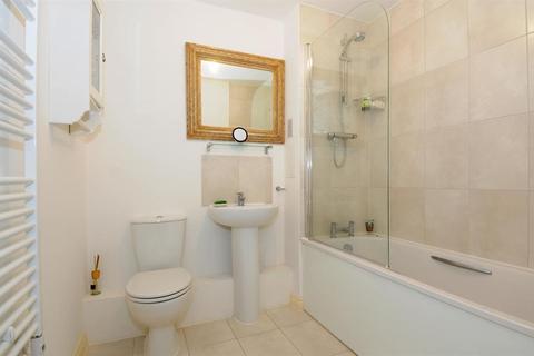 1 bedroom flat to rent - Constantine House,  Varcoe Gardens , Hayes , UB3 2FF
