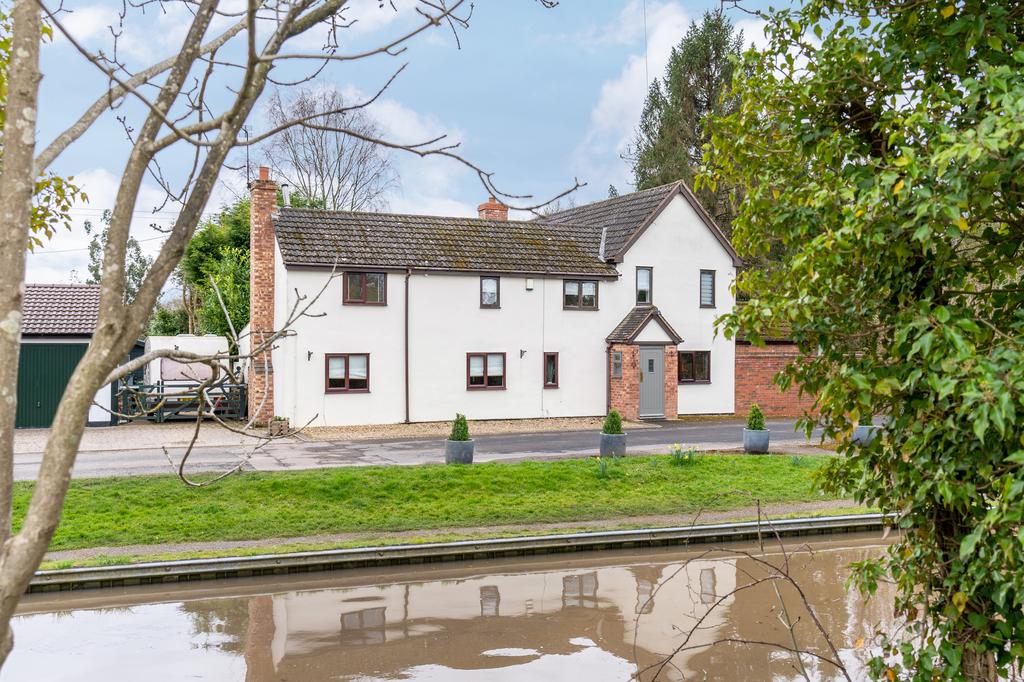 Redditch Road, Hopwood, Alvechurch, B48 7AA 4 bed detached house £575,000