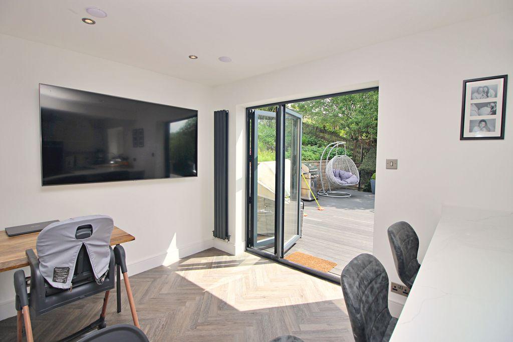 Living/Breakfast Area