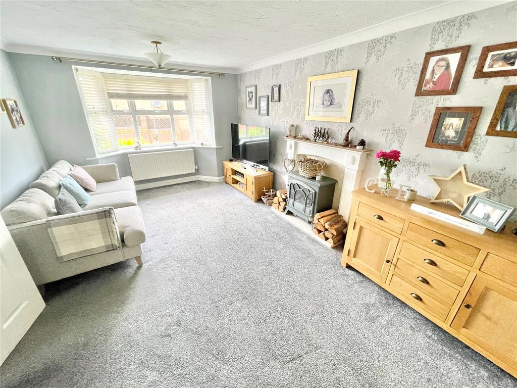 Watermint Close, Cannock WS12 2GL 3 bed detached house £300,000