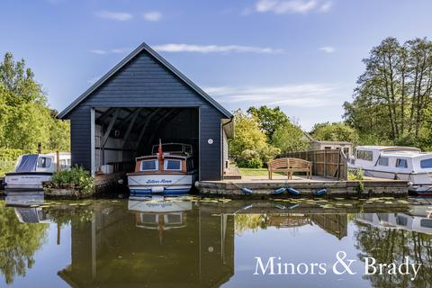 Hawkwood Meadow Drive, Hoveton, Norwich, NR12 8UN