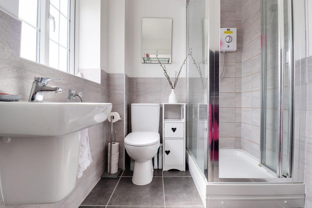 Ensuite to Bed 1