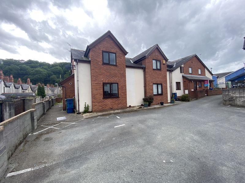 Bangor, Gwynedd 2 bed semidetached house £650 pcm (£150 pw)