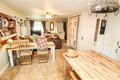 2 Centenary Close, Kinnerley, Oswestry, SY10 8EQ