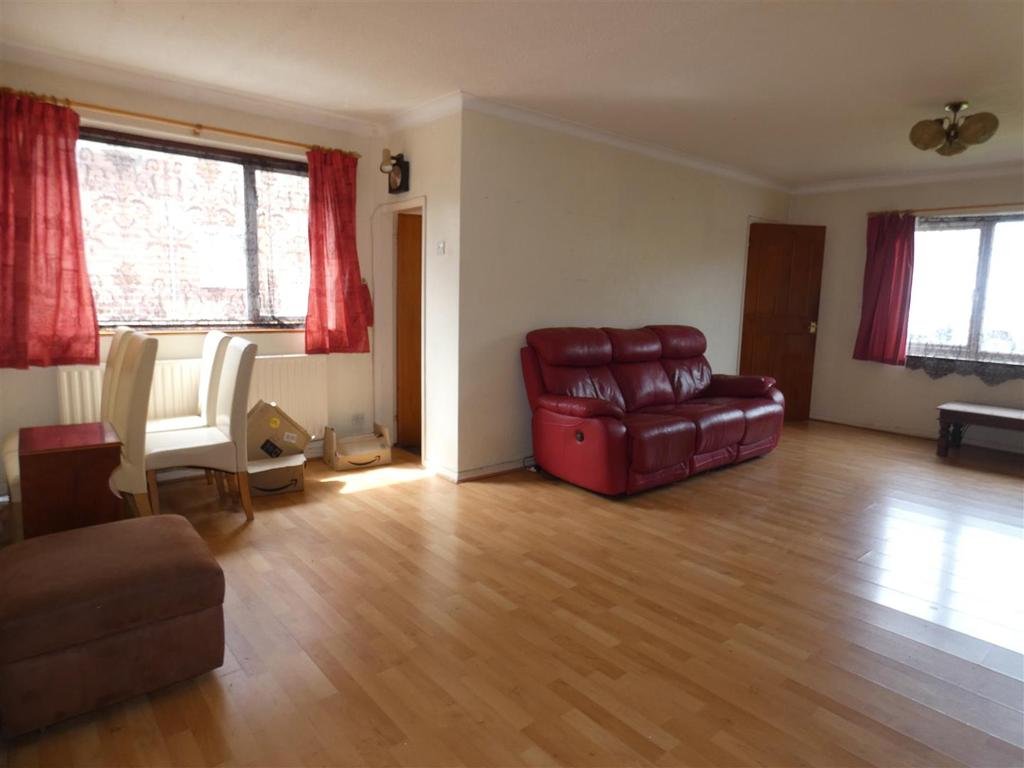 Kent Avenue, Slough 3 bed semidetached house £425,000