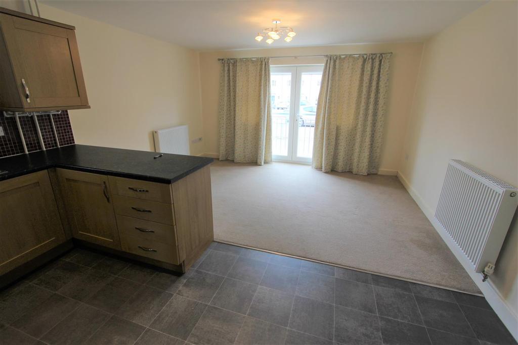 Sandown Drive, Bourne 2 bed apartment £675 pcm (£156 pw)