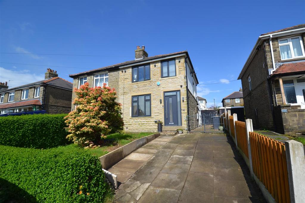 Weston Avenue, Queensbury, Bradford 3 bed semidetached house for sale
