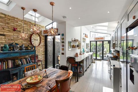 16 Chestnut Avenue North, London, E17 3NF