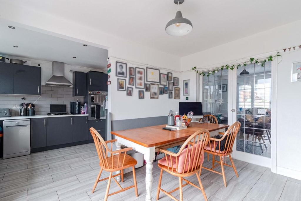 Downland Avenue, Southwick, Brighton 4 bed semidetached house £600,000