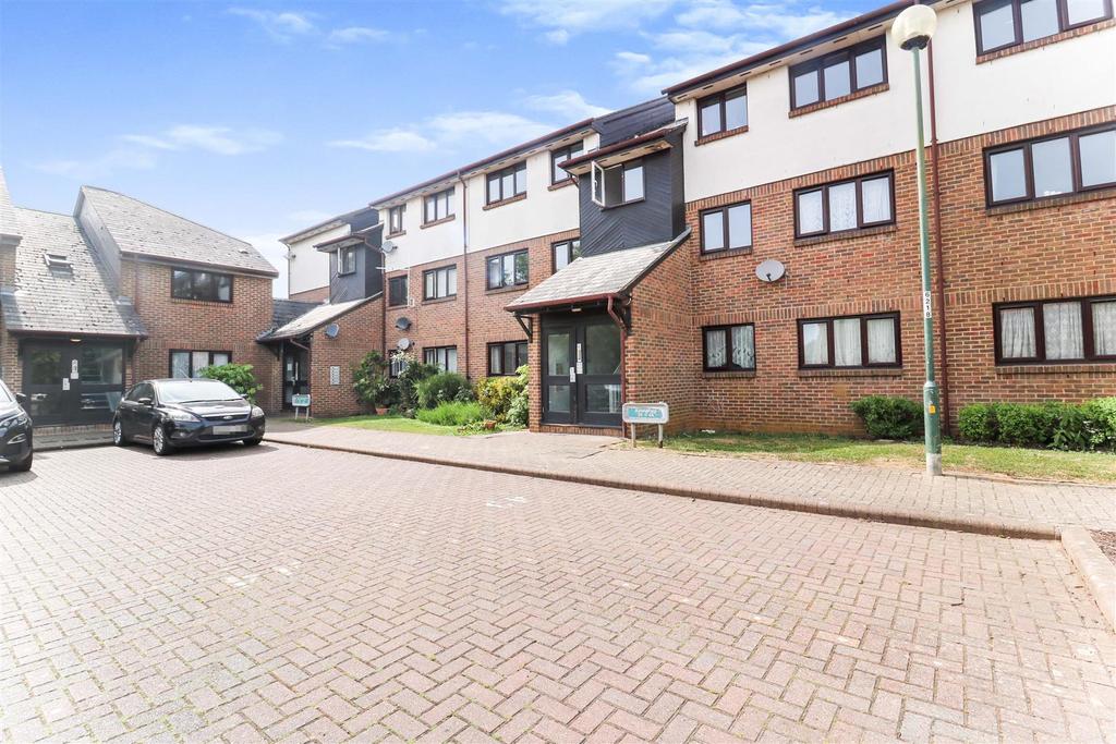 Aylets Field, Harlow 2 bed flat £200,000