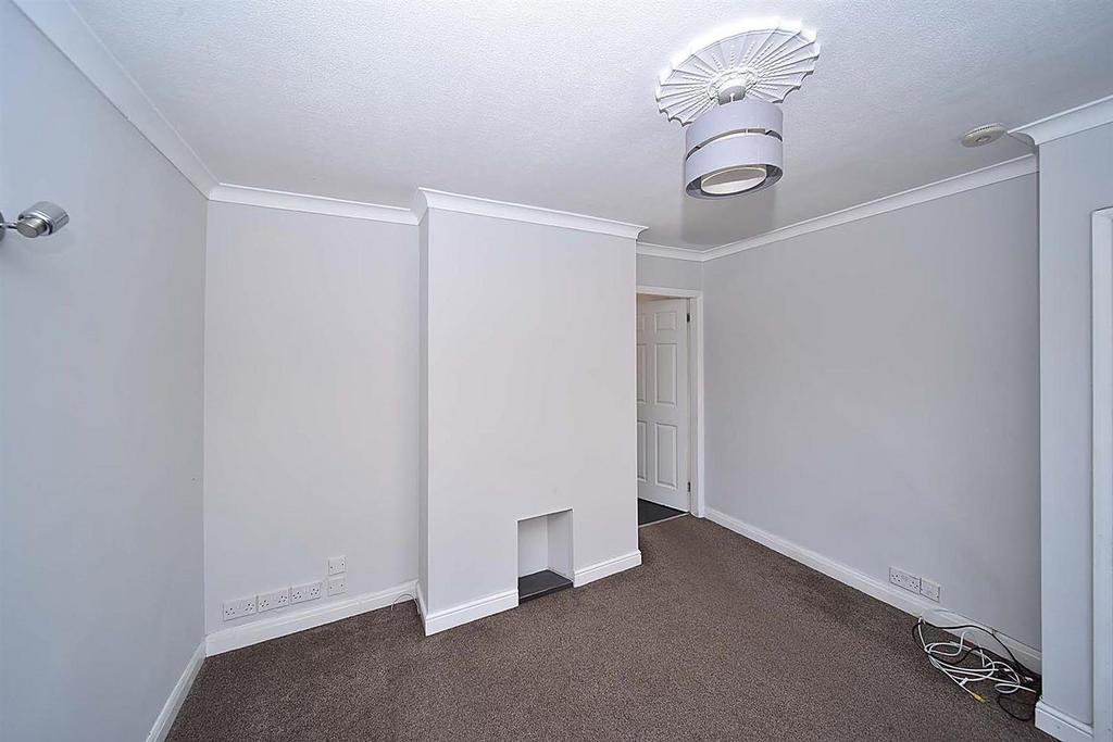 St. Andrews Road, Macclesfield, Cheshire, SK11 8HA 2 bed semidetached