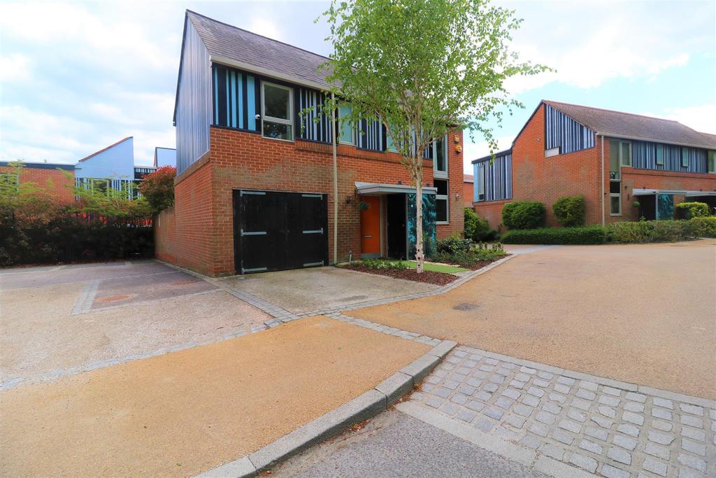 Canopy Lane, Newhall, Harlow 4 bed detached house £500,000