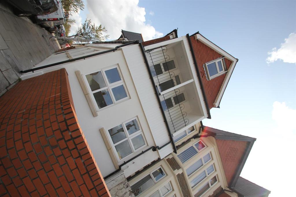 North Road, Cardiff 2 bed apartment £750 pcm (£173 pw)