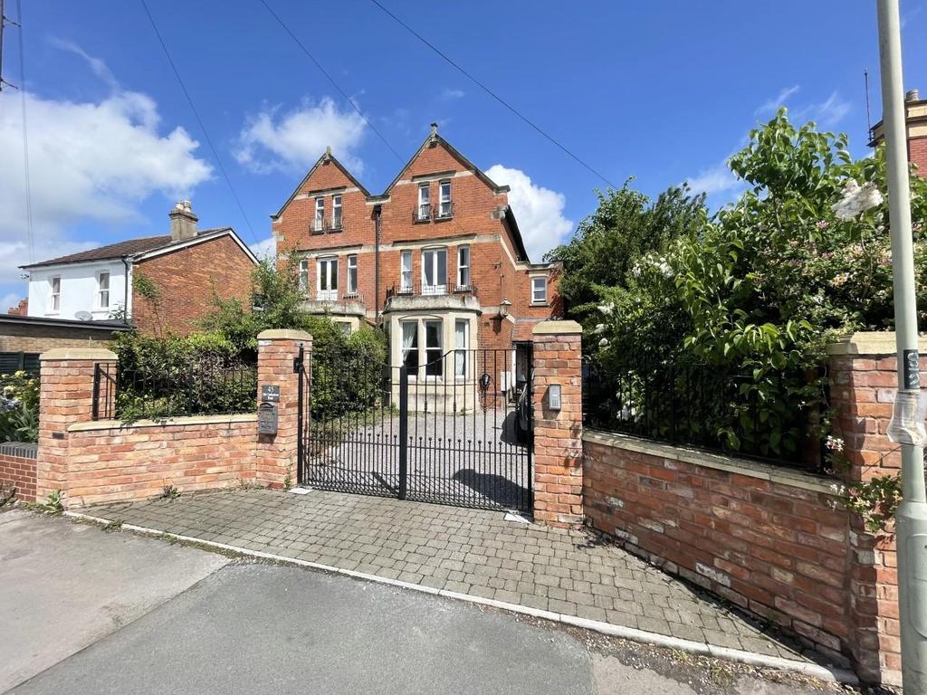Old Cheltenham Road, Longlevens... 4 bed semidetached house £500,000