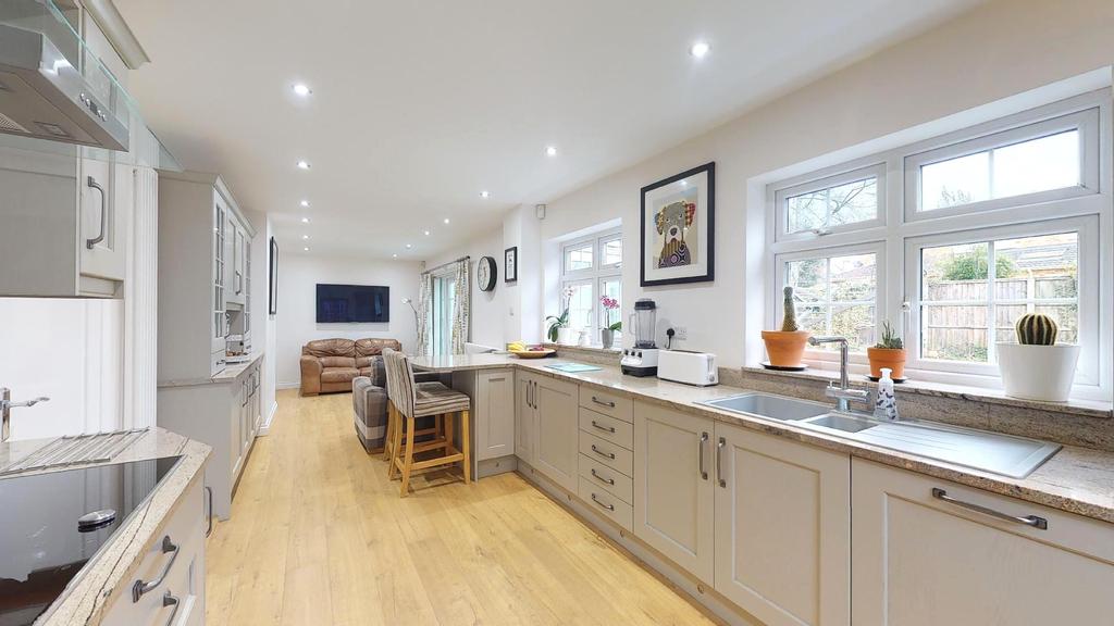 Chatsworth Drive, Mansfield 4 bed detached house £385,000