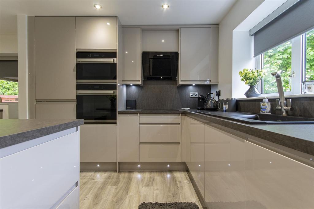 Somerset Drive, Brimington, Chesterfield 3 bed semidetached house £