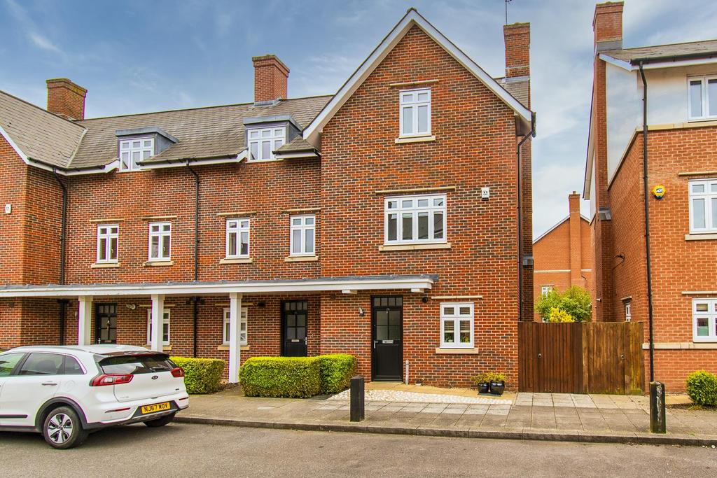 Gabriels Square, Reading 4 bed end of terrace house £550,000