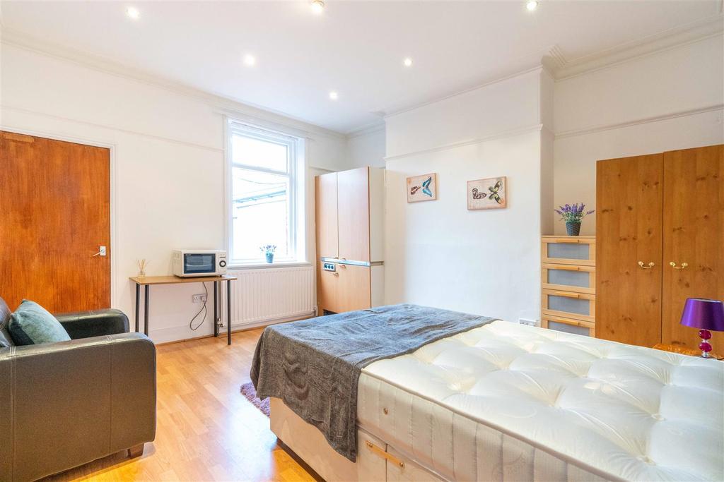 *Bills Inc Studio* Stannington Grove, Heaton, NE6 Studio £550 pcm (£127 pw)