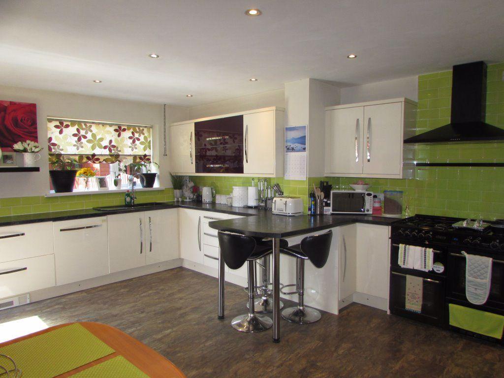 Vale Reach, Pencoed, Bidgend, CF35 6LG 4 bed house £1,100 pcm (£254 pw)