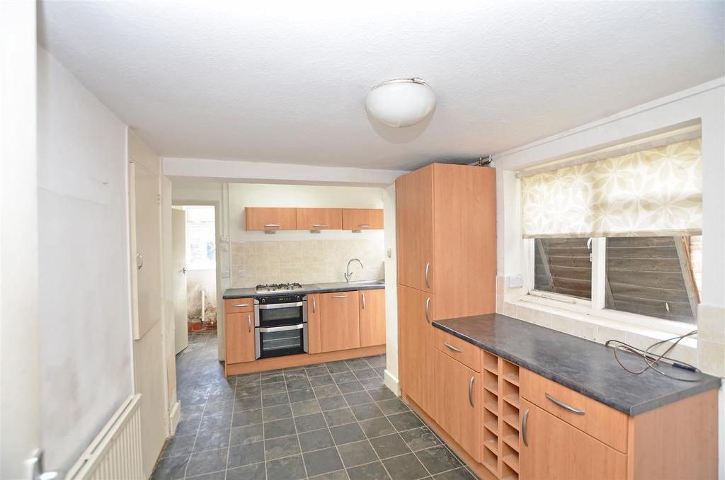 Victoria Road, Teddington 3 bed semidetached house £1,000,000