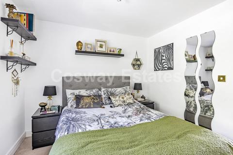 11 Tiverton Way, London, NW7 1GE