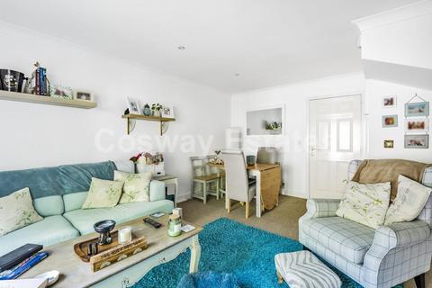 11 Tiverton Way, London, NW7 1GE