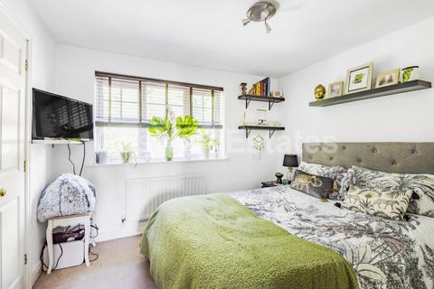 11 Tiverton Way, London, NW7 1GE