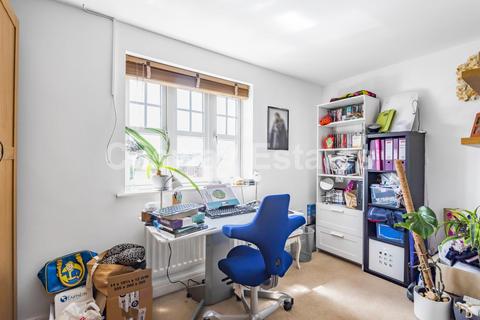 11 Tiverton Way, London, NW7 1GE
