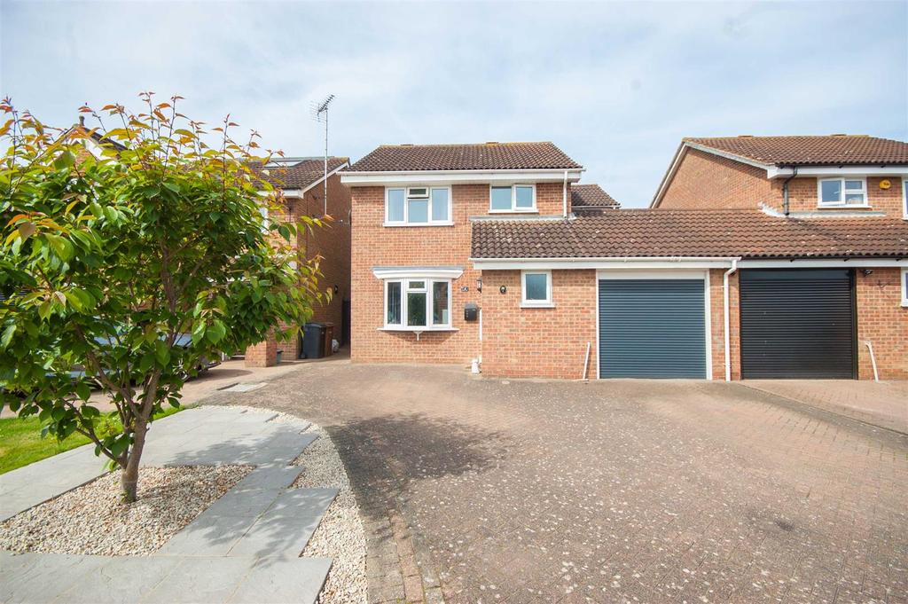 Hunters Way, Springfield, Chelmsford 4 bed link detached house £499,995