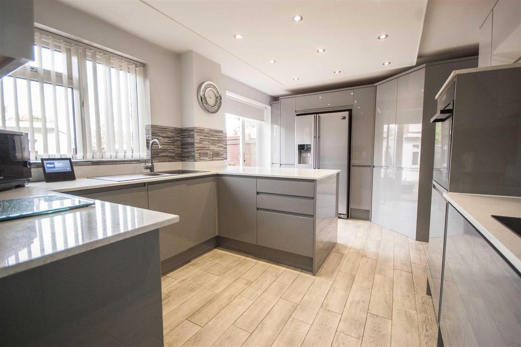 Hunters Way, Springfield, Chelmsford 4 bed link detached house £499,995